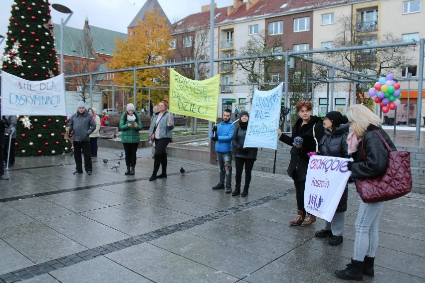 Rodzice z Koszalina protestują. Chcą zmian w systemie orzecznictwa o niepełnosprawności [ZDJĘCIA, WIDEO]