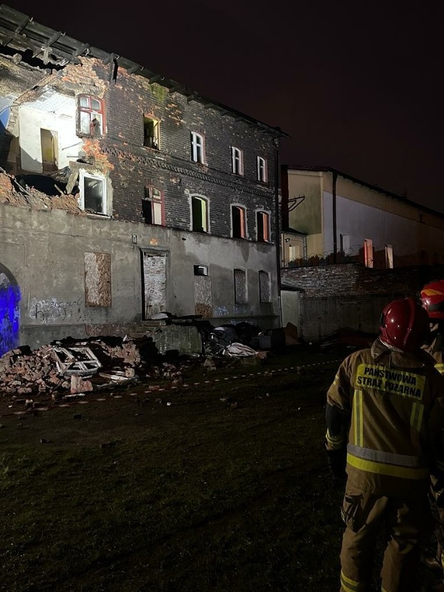 Zawaliła się jedna ze ścian kamienicy znajdującej się przy ulicy Konstytucji