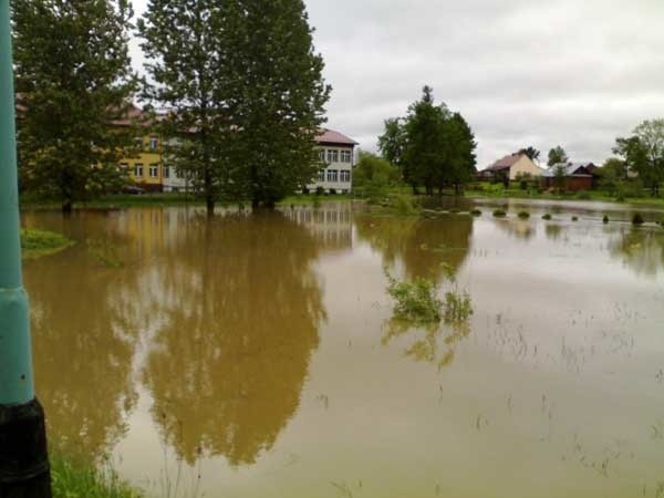 PowódL w Grodzisku Górnym i DolnymZ brzegów wystąpila rzeka Leszczynka zalewając okoliczne posesje, sklady, magazyny, stadion, drogi oraz  tereny sąsiadujące z  rzeką. Na  chwile  obecną woda opada - trwa usuwanie skutków powodzi