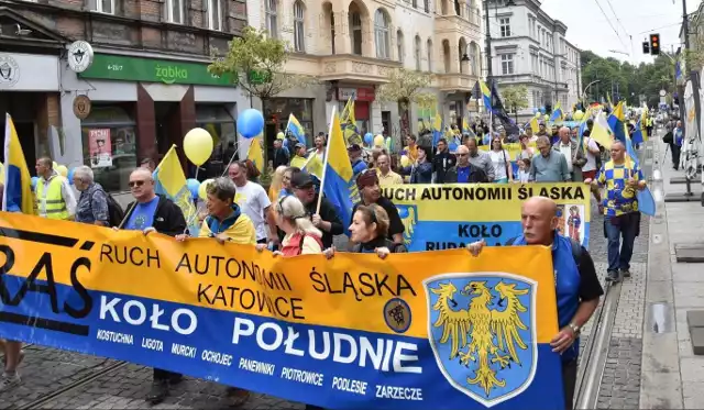 Marsz Autonomii 2019 odbył się w Katowicach. „Poradzymy pedzieć NIY!” to główne hasło tegorocznego Marszu Autōnōmije. Regionaliści manifestowali swoją śląską dumę.