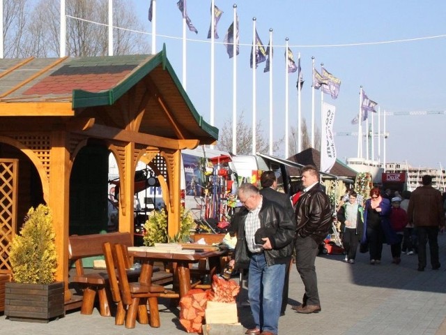 W sobotę,podczas targów budownictwa i ogrodów w Rzeszowie rozdano Złote medale, a sprzyjająca pogoda zachęcała zwiedzających do oglądania ofert wystawców na stoiskach przed halą na Podpromiu.