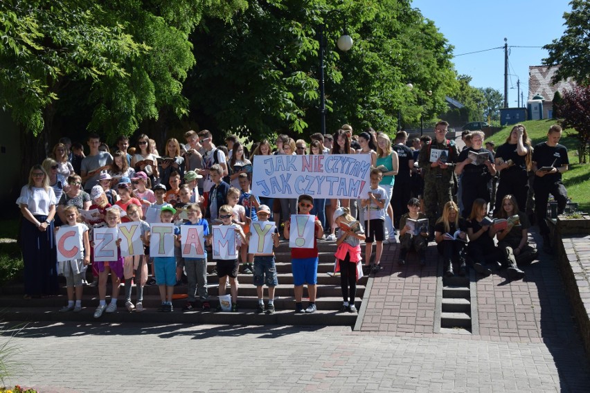 Jak nie czytam, jak czytam! W Radziejowie, na schodach przy bibliotece, udowodnili to uczniowie radziejowskich szkół