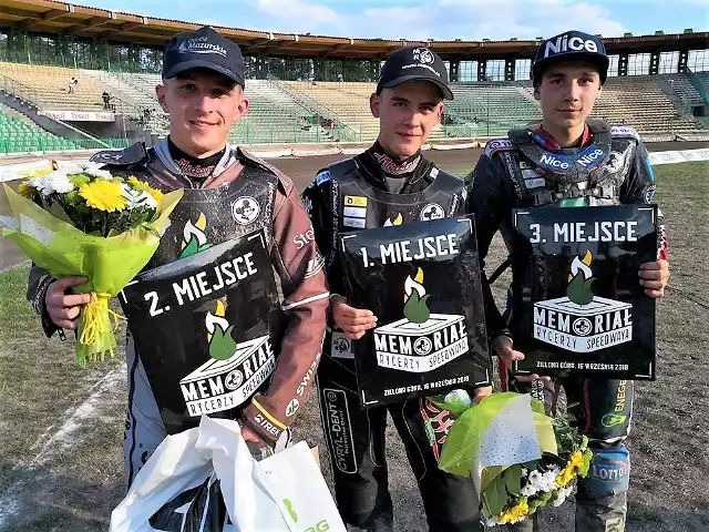 5. Memoriał Rycerzy Speedwaya na torze Falubazu Zielona Góra. Od lewej: Sebastian Niedźwiedź, Mateusz Tonder, Karol Żupiński.