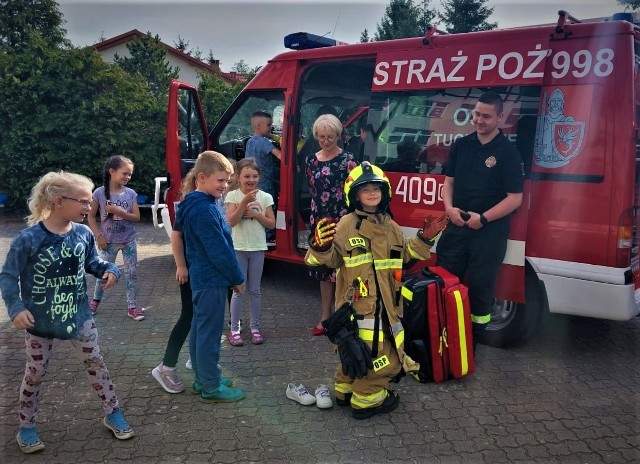 Strażacy i policjanci spotykają się w szkołach z uczniami, rozmawiając z nimi na temat bezpiecznego wypoczynku w czasie wakacji.