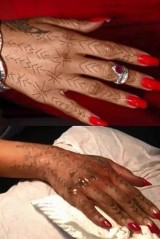 Rihanna wytatuowała sobie dłoń [WIDEO]        