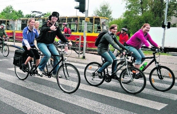 Choć nowe przepisy miały zapewnić cyklistom bezpieczeństwo...