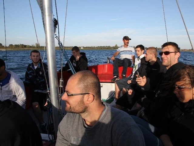 Ekipa tarnobrzeskich koszykarzy była bardzo zadowolona z żeglowania po tarnobrzeskim jeziorze.