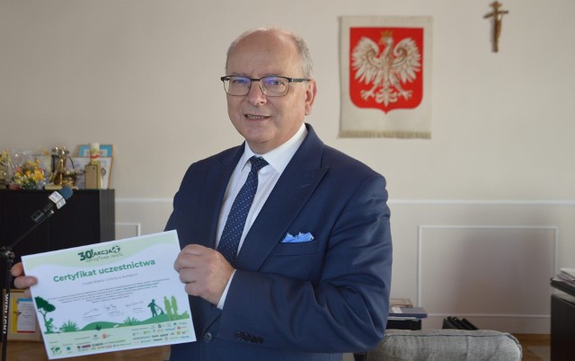 Burmistrz Krzysztof Obratański z dumą pokazuje certyfikat od Fundacji Nasza Ziemia