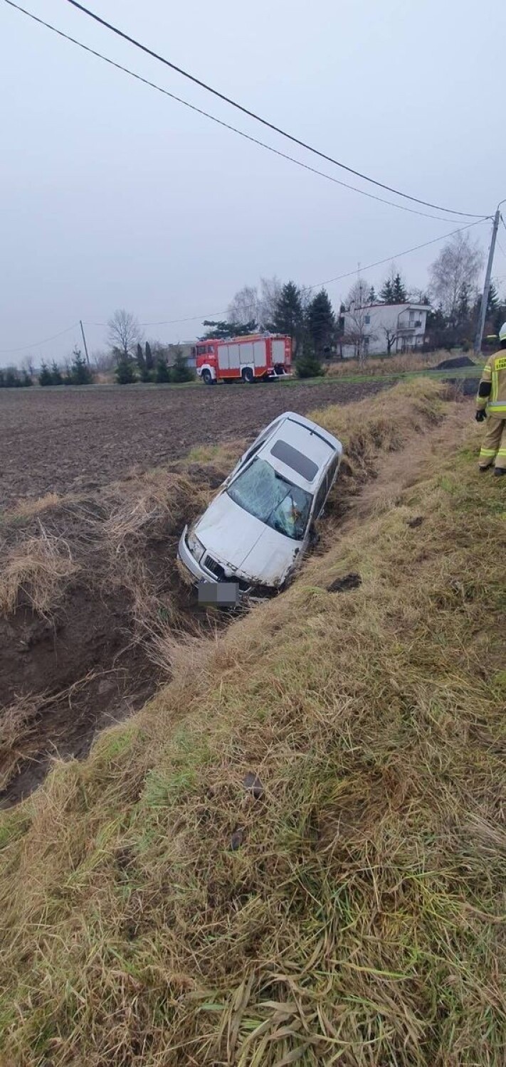 Wypadek w Nebrowie Wielkim (gmina Sadlinki). 42-latek nie ustąpił pierwszeństwa i doprowadził do wypadku [ZDJĘCIA]