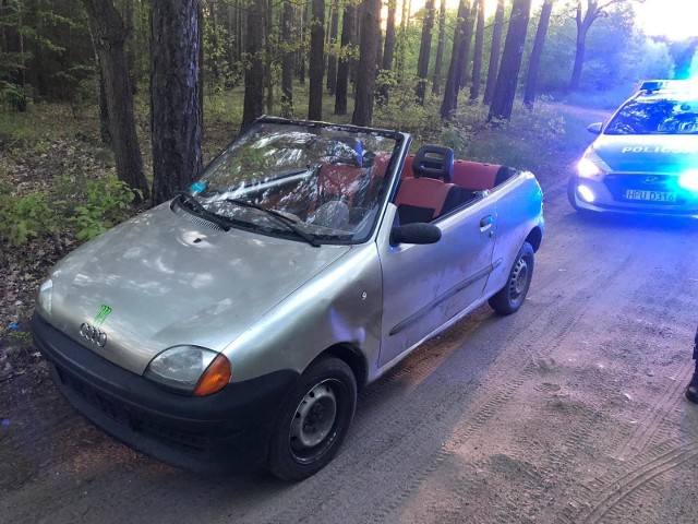 Policjanci z Nowego Tomyśla zatrzymali do kontroli nietypowy pojazd, był to fiat seicento przerobiony na wersję cabrio.