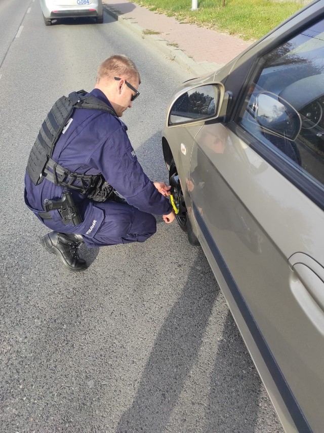 Policjanci pomogli kobiecie, która przebiła oponę w samochodzie