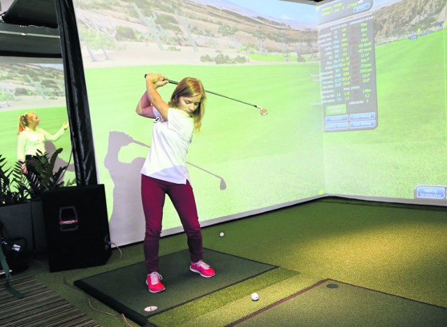 Golf jest sportem dla młodych i seniorów Na symulatorze ćwiczy Maja Wyszkowska