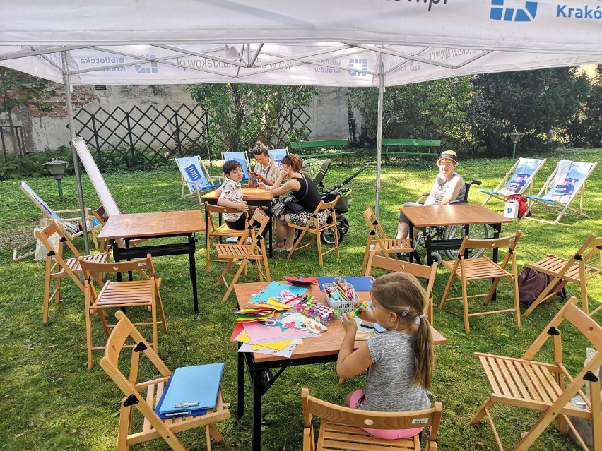 Krakowskie parki pełne czytania. Piknik rodzinny w ogrodzie Biblioteki Kraków [ZDJĘCIA]