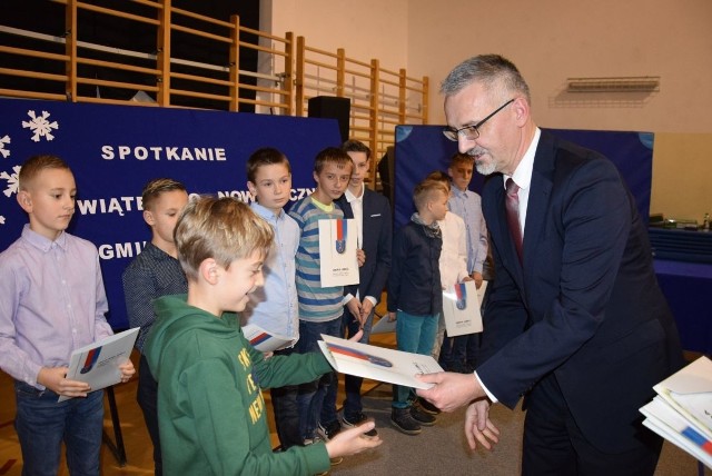 Kilkudziesięciu młodych, zdolnych mieszkańców gminy dostało nagrody wójta za wysokie osiągnięcia sportowe. Uroczystość odbyła się w Szkole Podstawowej w Złotorii, a w programie artystycznym, wprowadzającym w świąteczny klimat, wystąpili jej uczniowie