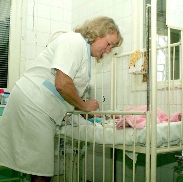 Dr Halina Krzyżanowska, kierownik oddziału neurozakaźnego Wojewódzkiego Specjalistycznego Szpitala Dziecięcego w Kielcach, przy łóżeczku małego pacjenta.