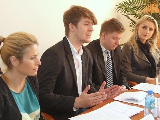 Grzegorz Sikora (drugi od lewej) i Adrian Bieluń przekonywali, że młodzi ludzie powinni się zaangażować w życie obywatelskie. 