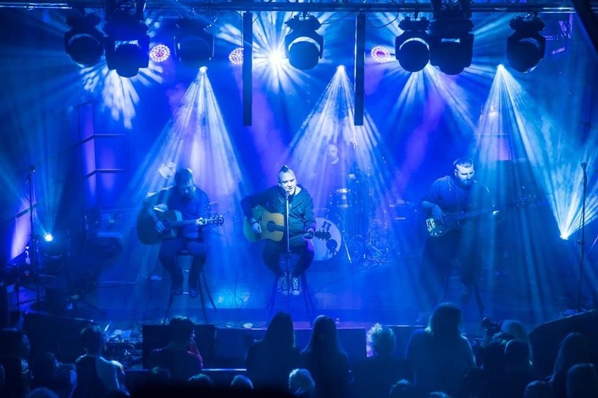 Koncert charytatwyny dla Samanty w radomskim klubie Strefa G2. Muzycy na scenie oraz liczna publiczność grali wspólnie dla Samanty z Radomia