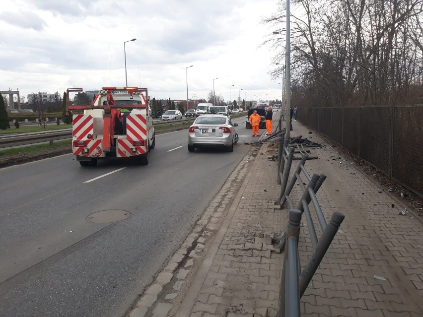 Wypadek na Karkonoskiej. Auto staranowało bariery. Jedna osoba ranna