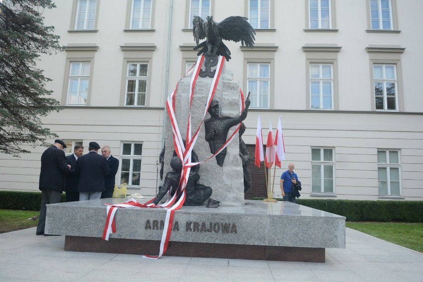 Radom. W piątek uroczyście odsłonięto pomnik Armii Krajowej. Upamiętnia żołnierzy z okręgu "Jodła" 