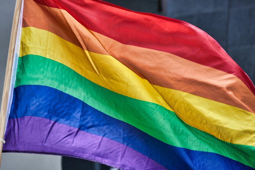 Komisja Europejska przedstawiła projekt Strategii na rzecz równości osób LGBTIQ. Jest zapowiedź ochrony praw tzw. tęczowych rodzin