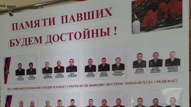 Rosjanie upamiętniają żołnierzy, którzy okupowali Buczę.