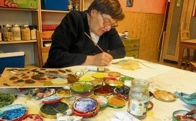 Maria Gruca zamiast palety używa wieczek od słoików. Tak jej najwygodniej malować. Fot. Barbara Ciryt