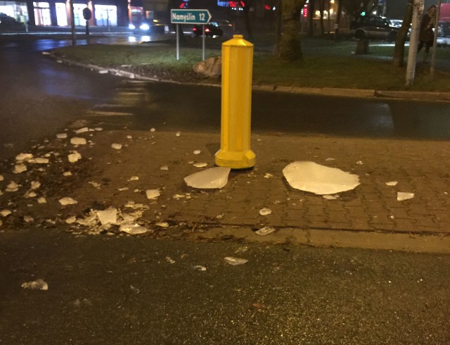 Wielka bryła lodu spadła niedaleko przejścia dla pieszych w rejonie ronda w centrum miasta przy ul. Sikorskiego w Kostrzynie nad Odrą.