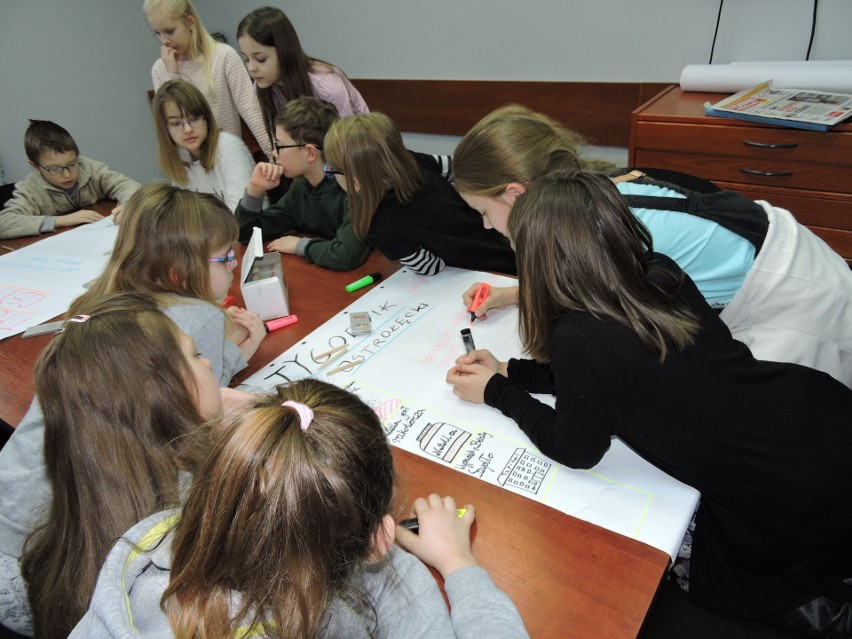 Stolica Polski przeniesiona do Ostrołęki? Zobacz, jaką okładkę zaprojektowały nam dzieci