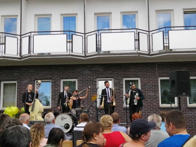 Z ogromnym entuzjazmem mieszkańcy Domu Pomocy Społecznej w Sandomierzu powitali na scenie muzyków z rzeszowskiego zespołu  The Freeborn Brothers.