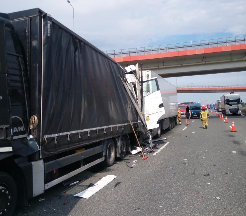 Utrudnienia na autostradzie A2. Groźne zderzenie pięciu ciężarówek. Dwie osoby zostały ranne. ZDJĘCIA