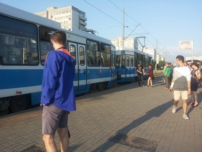 Wrocław: Dym z tramwaju linii nr 10. Wozy MPK stanęły na Legnickiej (ZDJĘCIA)