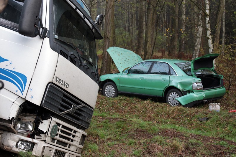 Dwa auta zderzyły się na drodze Zielona Góra - Leśniów Wielki. Są ranni