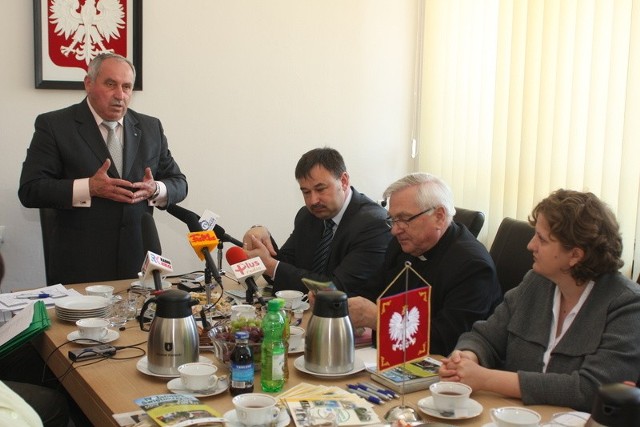 Starosta kielecki Zenon Janus podczas czwartkowej konferencji zaprasza wszystkich do wzięcia udziału w Jarmarku Świętokrzyskim.