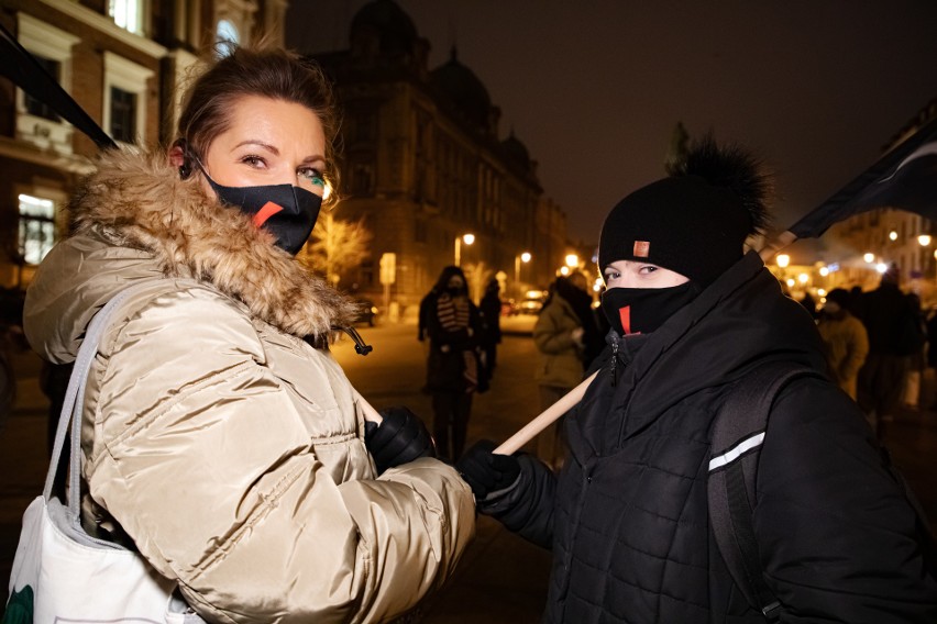 Kolejny protest w Krakowie. Teraz demonstruje młodzież, organizacje ekologiczne i Strajk Kobiet