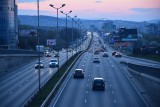 Bezpłatne autostrady w Polsce. Od 1 lipca motocykliści i kierowcy osobówek są zwolnieni z opłat. Obowiązuje też zakaz "wyścigu słoni"