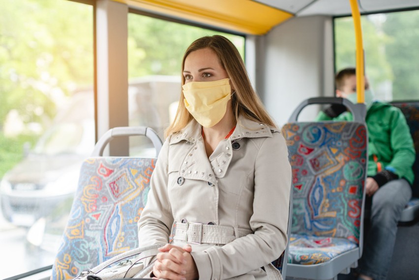 Podróżując autobusem, należy zakrywać twarz za pomocą...