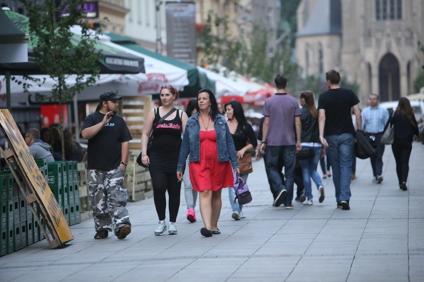 Letnie kino plenerowe na Mariackiej w Katowicach. "100 leżaków i ekran" [ZDJĘCIA]