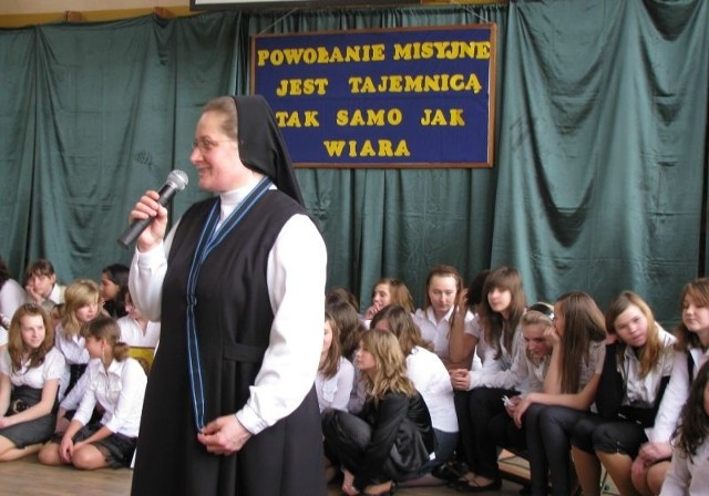 Siostra Judyta przybliżyła młodzieży wiele szczegółów na temat charakteru pracy polskich misjonarzy na całym świecie.