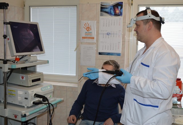 Doktor Bartłomiej Kamiński, ceniony laryngolog, zachęca do udziału w badaniach osoby w wieku od 40 do 65 lat.