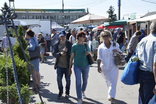 Bardzo dużo ludzi postanowiło wybrać się w sobotę, 18 czerwca na giełdę w Sandomierzu. Dużym powodzeniem cieszyły się zarówno stoiska w artykułami spożywczymi, jak i z odzieżą, które powoli przestawiają się na letnie kolekcje. Na kolejnych slajdach zobaczcie co się działo na stoiskach w sobotę >>>