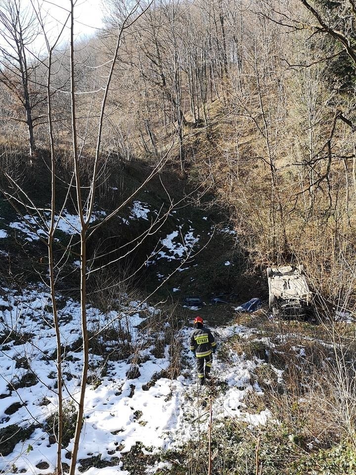 Śmiertelne dachowanie w Bartkowej Posadowej. Nie żyje kierowca [AKTUALIZACJA]