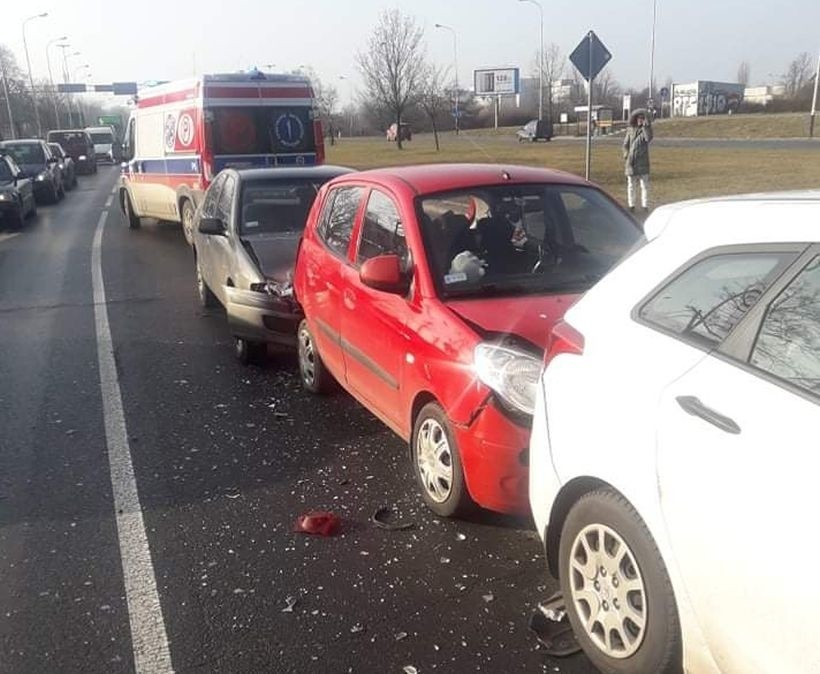 Wypadek na ul. Rzgowskiej. Zderzyły się 3 samochody. Są ranni [ZDJĘCIA] 