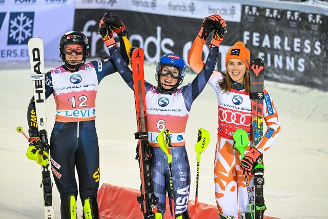 Mikaela Shiffrin (w środku) została pierwszą liderką alpejskiego PŚ w tym sezonie