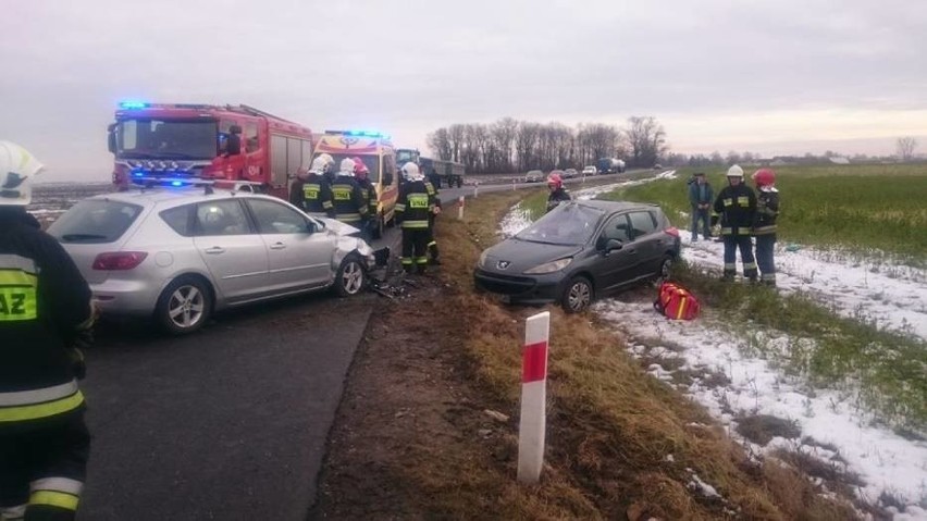 Wyprzedzał na podwójnej ciągłej. Dwie osoby trafiły do...