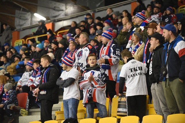 Decydowały sekundy! Arcyważne zwycięstwo KH Energi Toruń z Zagłębiem Sosnowiec na Tor-Torze.KH Energa Toruń - Zagłębie Sosnowiec 3:2 (1:0, 0:2, 2:0)Bramki: 1:0 Sadrietdinow - Sierguszkin (5), 1:1 Karczocha (26), 1:2 Garszin - Tyczyński, Karczocha (35), 2:2 Fieofanow - Jeriomienko, Szkodenko (48), 3:2 Fieofanow - Sadrteitdinow, Sierguszkin (60) KH ENERGA: Spesny - Kozłow, A. Jaworski, Dołęga, Fraszko, Kalinowski - Jeriomienko, Szkodenko, Sadrietdinow, Fieofanow, Sierguszkin - Grebieniuk, Smirnow, Wołżankin, J. Jaworski, Olszewski - Gazda, Skólmowski, Mazurkiewicz, Naparło, Minge. Zaczęło się świetnie. KH Energa rozegrał bardzo energicznie 1. tercję, stwarzał sytuację, ale wykorzystał tylko jedną. Artem Sadrietdinow w sytuacji sam na sam pokonał Rafała Radziszewskiego, a wcześniej z obrońcami uporał się Denis Sierguszkin. W 2. tercji przypomniał się toruńskim kibicom Robert Karczocha. Najpierw obrońca powędrował na ławkę kar, a 15 sekund po powrocie na lodowisko pokonał Patrika Spesnego. Torunianie kilka razy grali w przewadze, ale nie potrafili tego wykorzystać. Lepiej to wychodziło sosnowiczanom. Co prawda nie wykorzystali przewagi pięciu na trzech, ale przy przewadze jednego hokeisty (kara dla Szkodenki) zdołali wepchnąć krążek do siatki. Ostatnie słowo należało jednak do Jegora Feofanowa. Rosjanin najpierw wyrównał, trącając krążek po uderzeniu kolegi. Gdy do końca meczu zostały sekundy wjechał z krążkiem do tercji Zagłębie i przymierzył idealnie obok bramkarza.