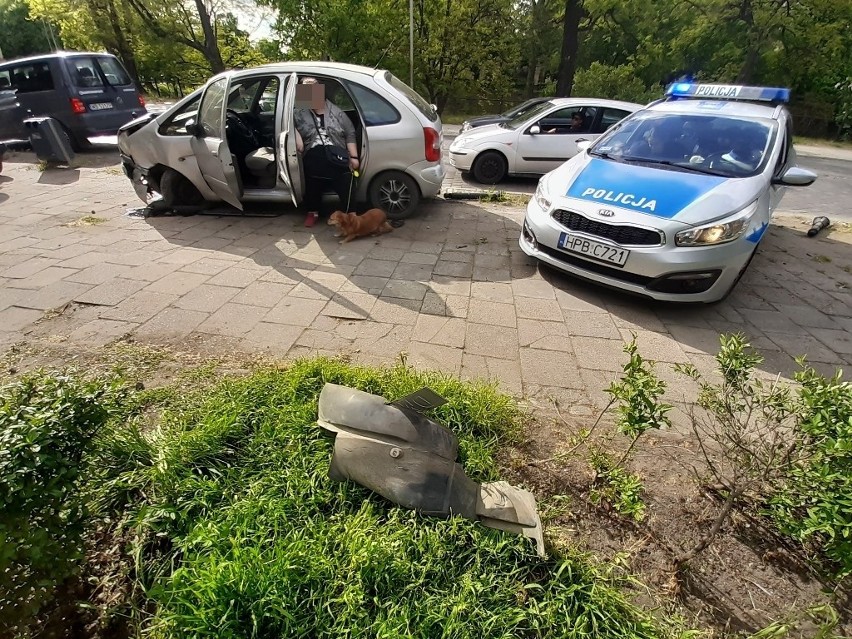 Wypadek na Podwalu. Młody kierowca wpadł w poślizg- staranował słupki i inny samochód (ZDJĘCIA)