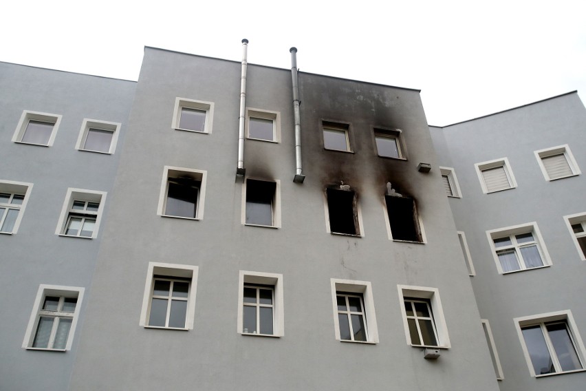 Po pożarze na ulicy Mazurskiej w Szczecinie. To już drugie zdarzenie w tej kamienicy w ciągu dwóch lat [ZDJĘCIA]
