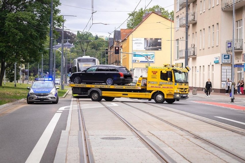 Parkowanie na torowisku może słono kosztować...