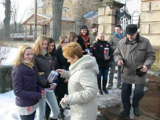 Najwięcej wolontariuszy można było spotkać pod kościołami, jak w Suchedniowie. Ludzie chętnie wrzucali datki.