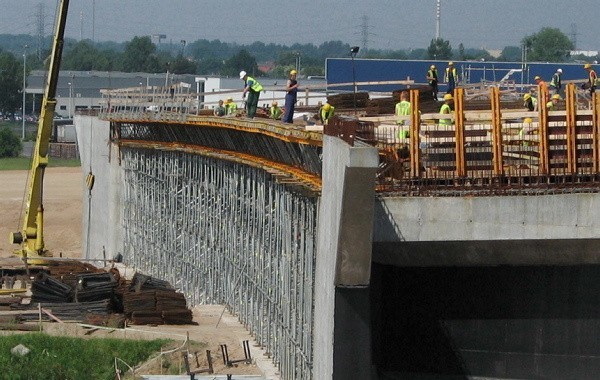 Część węzła stanowią wiadukty, które teraz są w budowie.